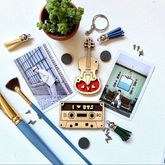 BTS V - Wooden Violin 3D Fridge Magnet or Keychain - Picture 4 of 4